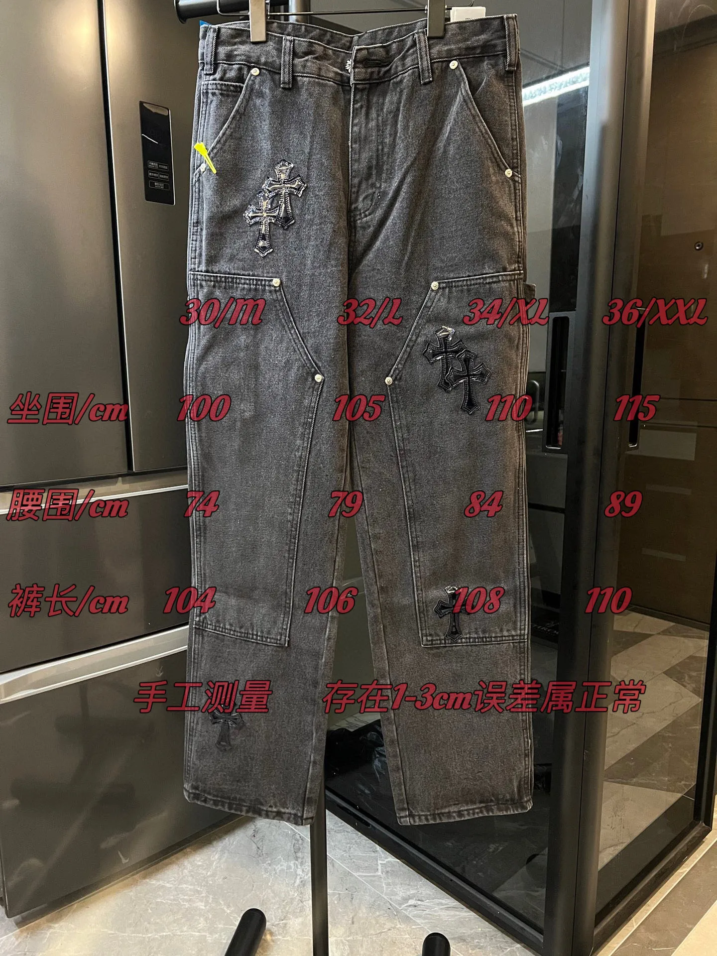 P280 [Next day] Chrome Hearts/Chrome Hearts ch cross patch black glitter starry sky leather logging jeans (black) using top-notch heavy-duty washing technology, every detail shows ingenuity. The calfskin is laser-cut to make a delicate cross, which is a dual enjoyment of touch and sight. Paired with aged silver hardware, it is retro and high-end, full of texture. The straight-cut upper body turns into "chopstick legs" in an instant, easily modifying the shape of the legs. It can be controlled by any figure and has a full sense of luxury. This is a carefully crafted high-end version, the quality far exceeds the market currency, and the details can stand the scrutiny of a magnifying glass. Although the price is close to the people, the quality is completely in line with the big brands, and it is easy to follow the trend. Classic black, low-key and versatile, with simple and individual matching, you can easily create a fashionable look, making you the center of attention whether you are going out daily or attending events.  Size: 30 32 34 36 (corresponding to m-xxl) Detailed size can be found in Figure 9